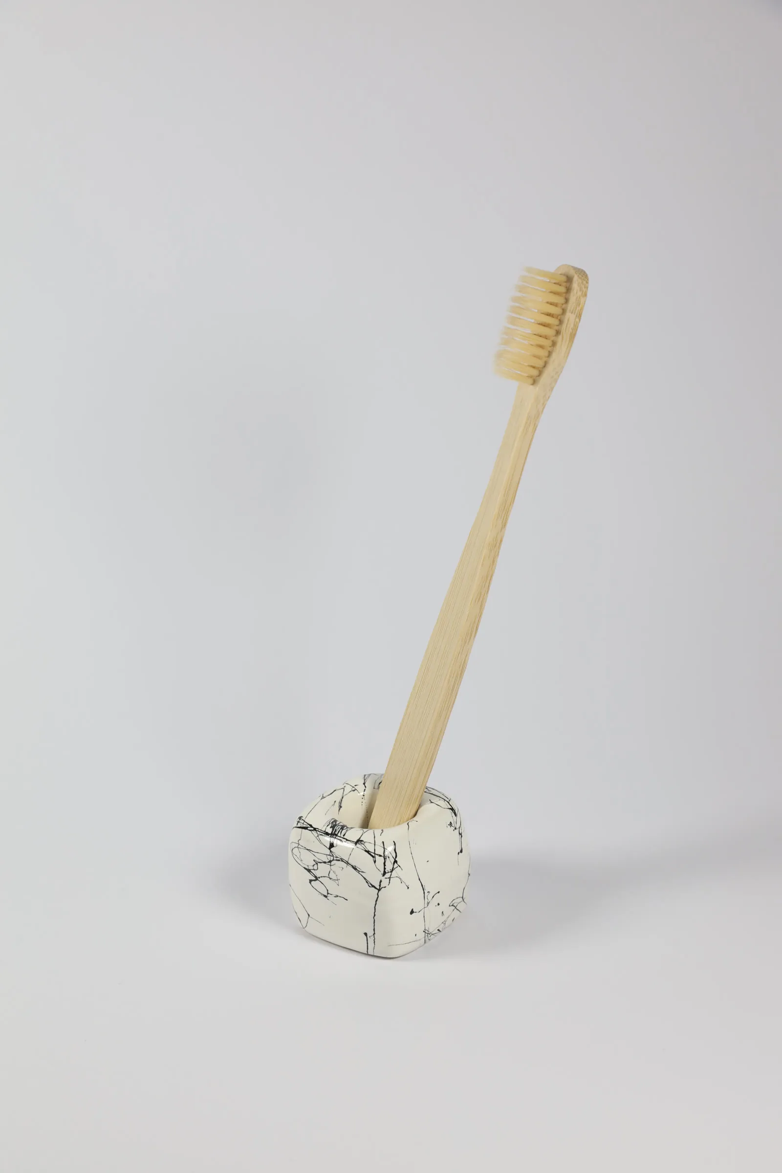 Bambu saplı diş fırçasıyla beyaz mermer desenli Mola Vita tutacağı